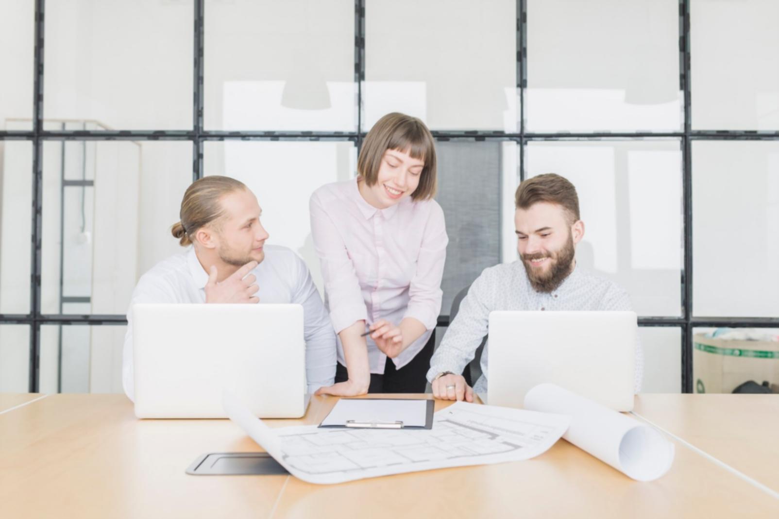 Finanzdaten und Analysewerkzeuge auf Bildschirm