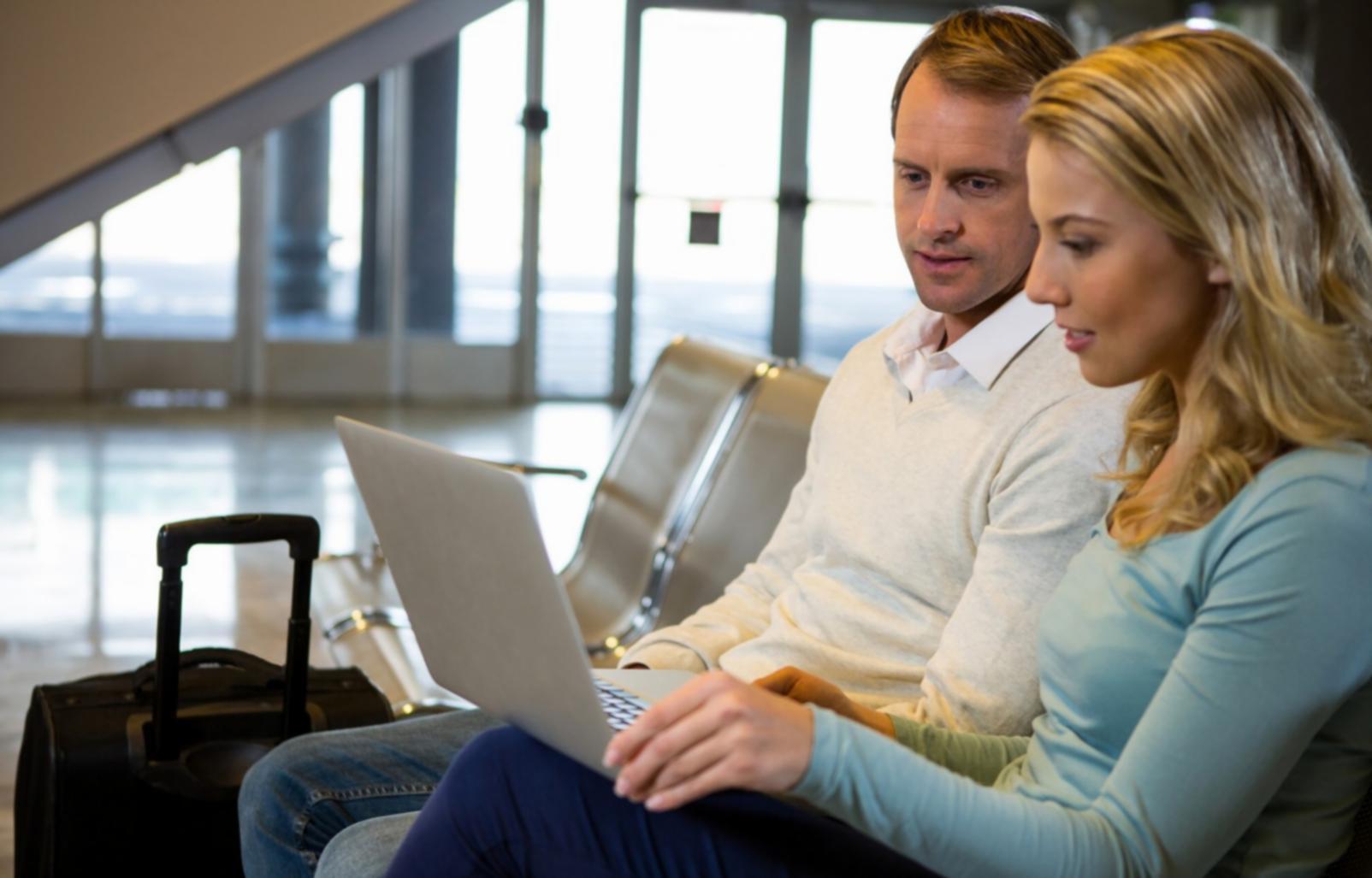 Arbeitsbereich mit Finanzunterlagen und Laptop