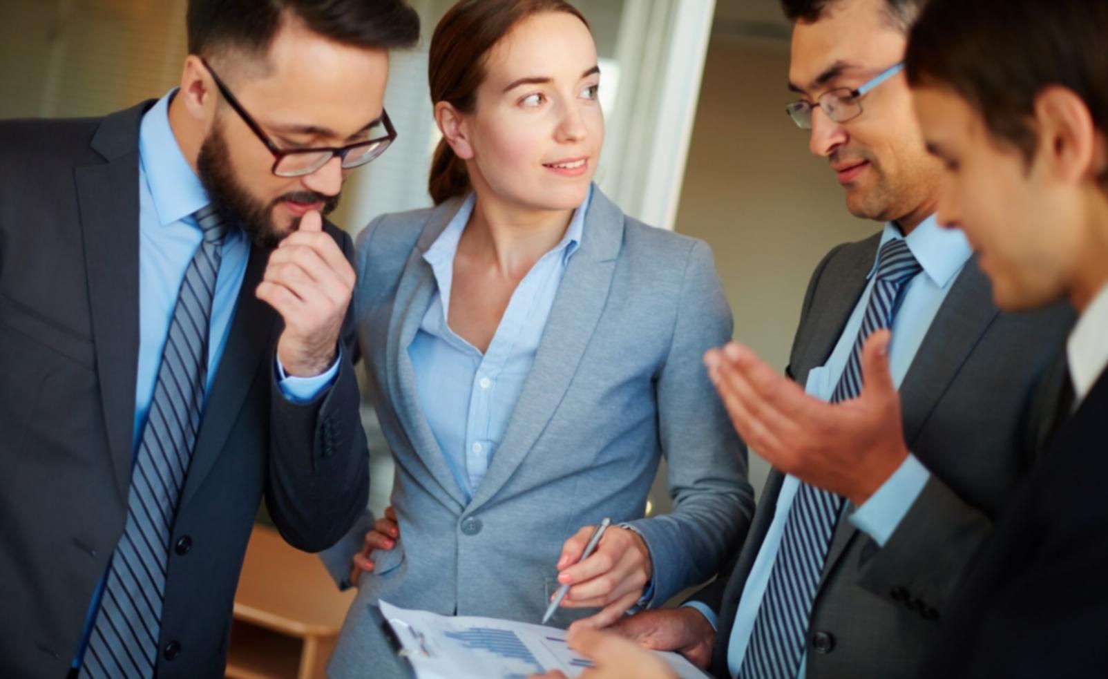 Finanzanalyse Arbeitsplatz mit Dokumenten und Grafiken