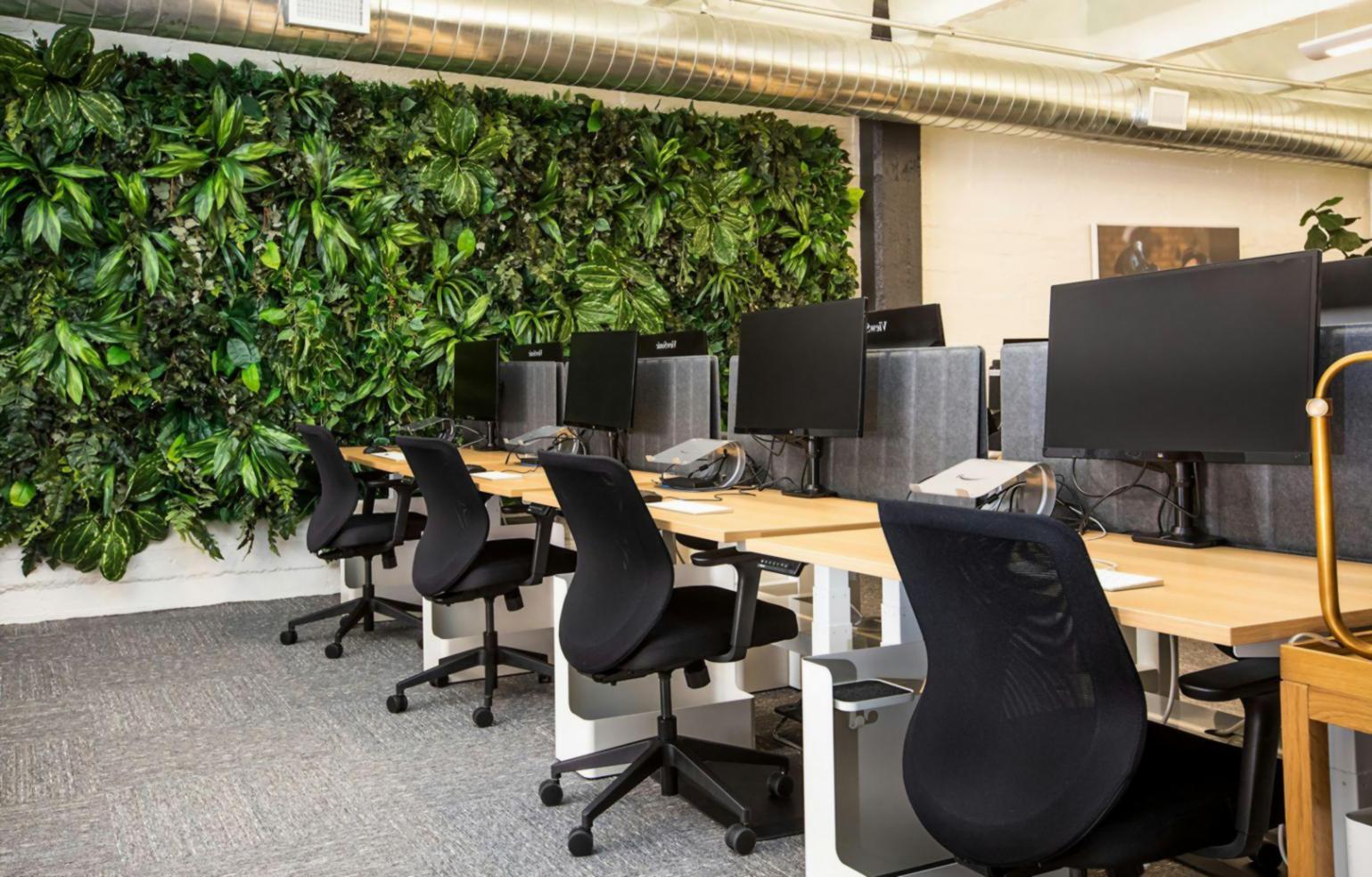 Teilnehmer diskutieren Cashflow-Analysen in Gruppenarbeit